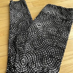 LuLaRoe  Tall and Curvy Leggings TC